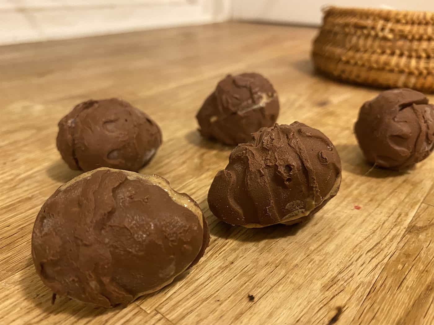 Huevitos de chocolate relleno con caramelo